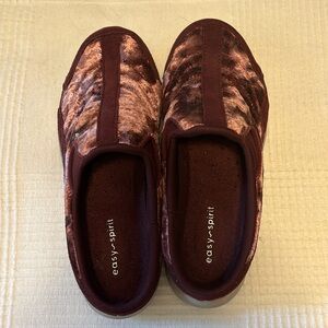 Never worn easy spirit slip on travel time clogs size 6.5